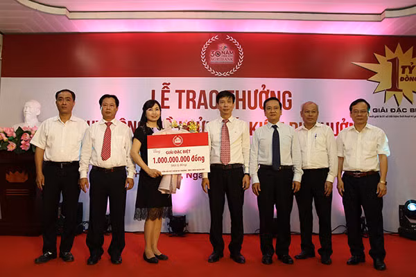 Bà Trần Thị Quất- khách hàng của Agribank nhận giải thưởng sổ tiết kiệm trị giá 1 tỷ đồng.