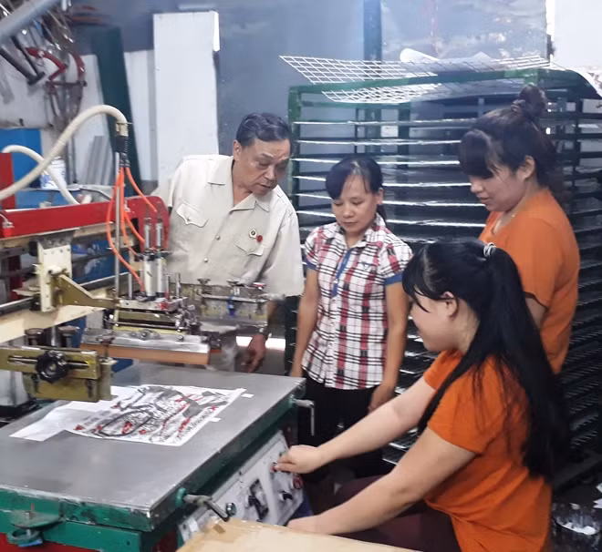 Ông Tự và các mảnh đời trong xưởng dạy nghề.