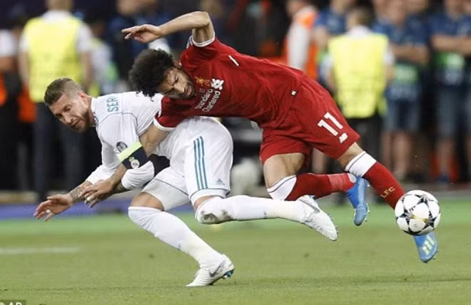 Ramos va chạm với Salah.
