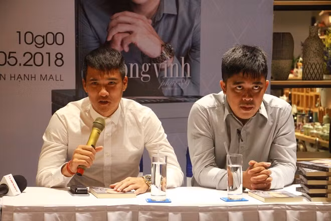 Lê Công Vinh và nhà báo Trần Minh, người chấp bút cho tự truyện của anh.