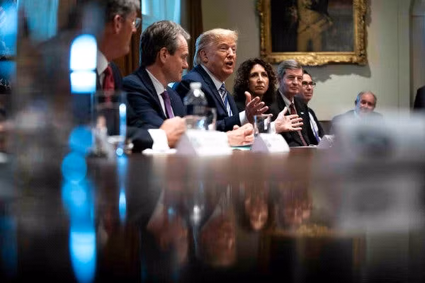 Tổng thống Donald Trump gặp gỡ đại diện các ngân hàng tại Nhà trắng hôm thứ ba tuần này để bàn giải pháp đối phó với đại dịch COVID-19.