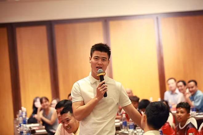 Duy Mạnh có những chia sẻ về sự nghiệp cầu thủ trong đó có khoảng thời gian tham dự giải bóng đá Nhi đồng.