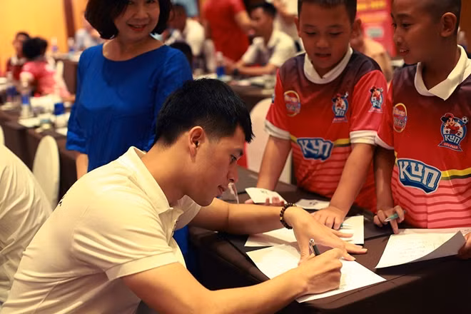 Đình Trọng vẽ tranh tặng những cầu thủ nhí.