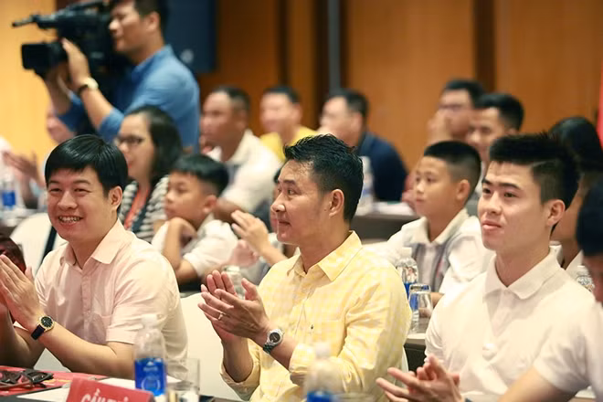 Cựu danh thủ Hồng Sơn cùng hai tuyển thủ quốc gia Đình Trọng và Duy Mạnh có mặt tại buổi lễ.