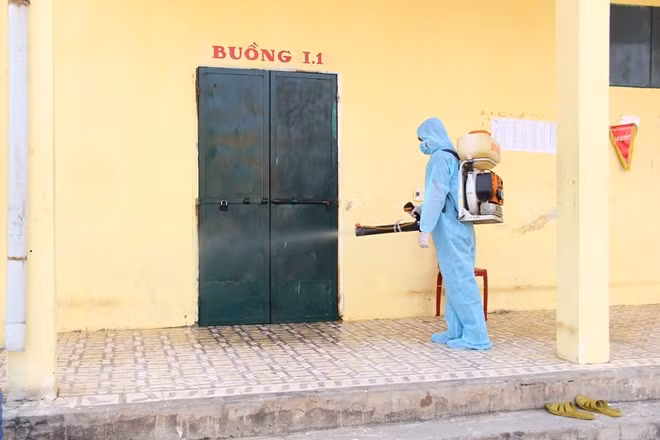 Phun khử trùng khu giam.