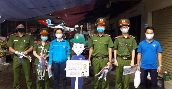 Chi đoàn Công an huyện Quỳnh Lưu tổ chức tặng kính chống giọt bắn cho tiểu thương tại chợ Ngò, xã Sơn Hải.