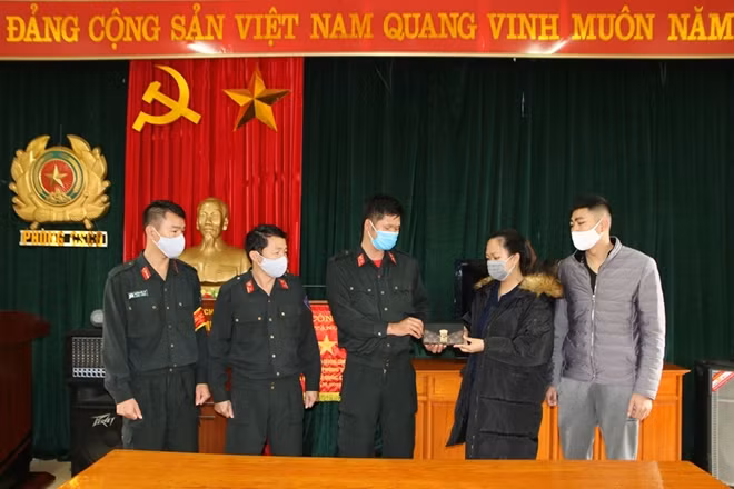 Thiếu úy Phạm Hữu Trường trả lại tài sản nhặt được cho người bị mất trước sụ chứng kiến của lãnh đạo Tiểu Đoàn Cảnh sát cơ động.