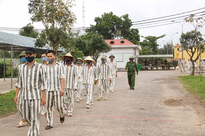 Phạm nhân đeo khẩu trang khi đi lao động.