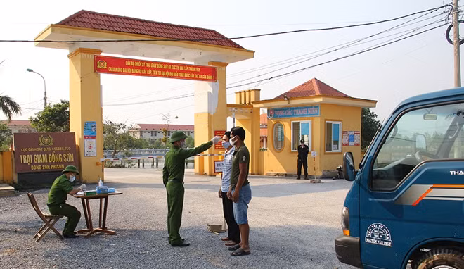 Kiểm tra thân nhiệt người ra vào đơn vị.