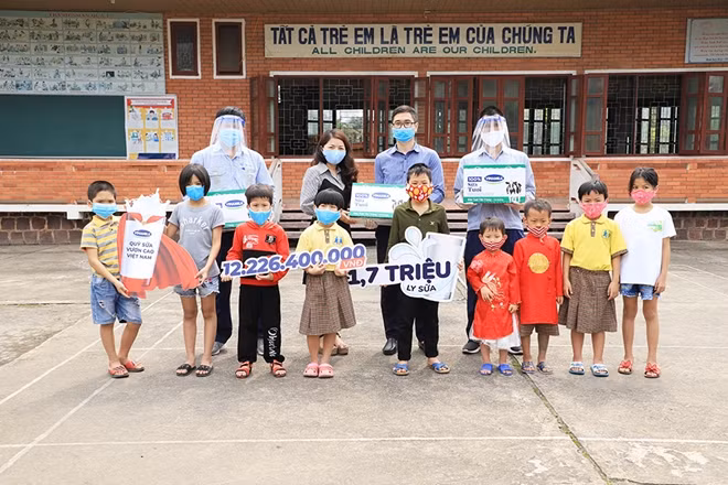 Các em nhỏ Làng trẻ em SOS Thành phố Vinh rất hào hứng khi được các cô chú nhà máy sữa Nghệ An đến thăm và tặng sữa.