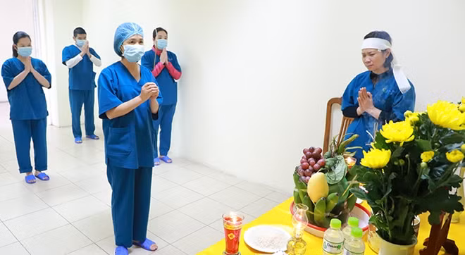 Đồng nghiệp chia buồn cùng với điều dưỡng Hoàng Thị Thu Hương.