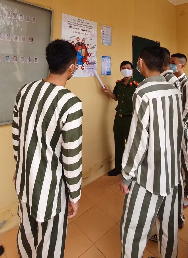 Cán bộ Trại giam Hoàng Tiến tuyên truyền cho phạm nhân cách phòng chống dịch COVID–19.