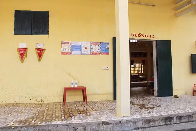 Nước sát khuẩn được đặt trước phòng giam.