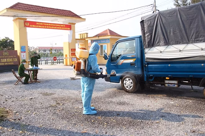 Trại giam Đồng Sơn phun khử trùng phương tiện ra vào đơn vị.