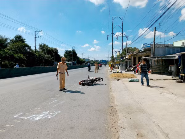 Hiện trường vụ tai nạn làm cụ ông bị dập nát chân trái.