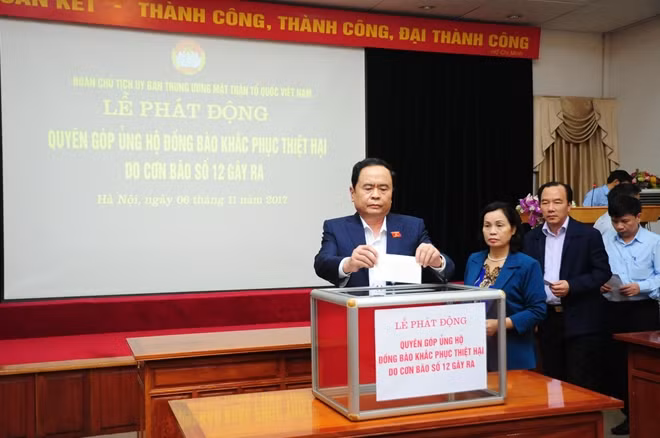 Chủ tịch Trần Thanh Mẫn và các cán bộ công nhân viên chức MTTQ Việt Nam quyên góp ủng hộ 1 ngày lương
