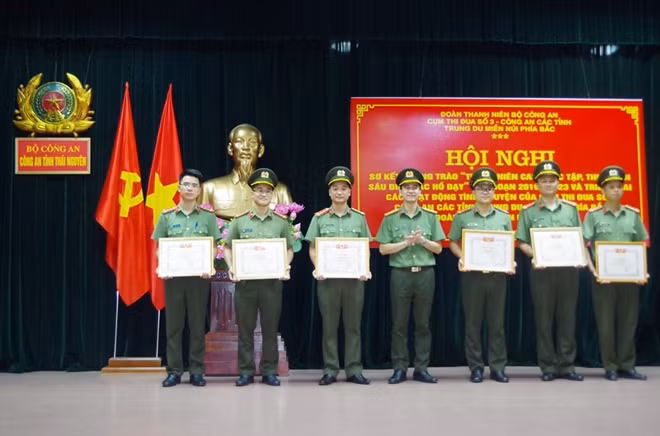 Các cá nhân, tập thể Đoàn Thanh niên Cụm thi đua số 3 vinh dự nhận Bằng khen của Đoàn Thanh niên Bộ Công an.