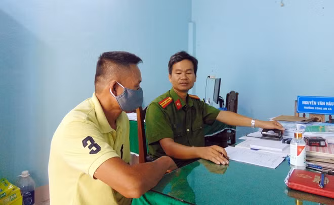 Thiếu tá Nguyễn Văn Hậu vận động một người nghiện ma túy tại xã Tiên Cảnh, huyện Tiên Phước đi cắt cơn nghiện.