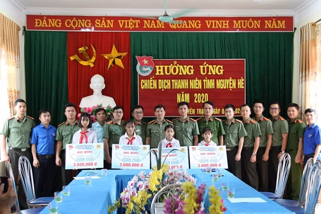 Tặng quà cho các em học sinh nghèo, vươn lên trong học tập.