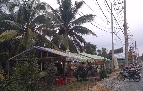 Gia đình tổ chức hậu sự cho vợ chồng nạn nhân.