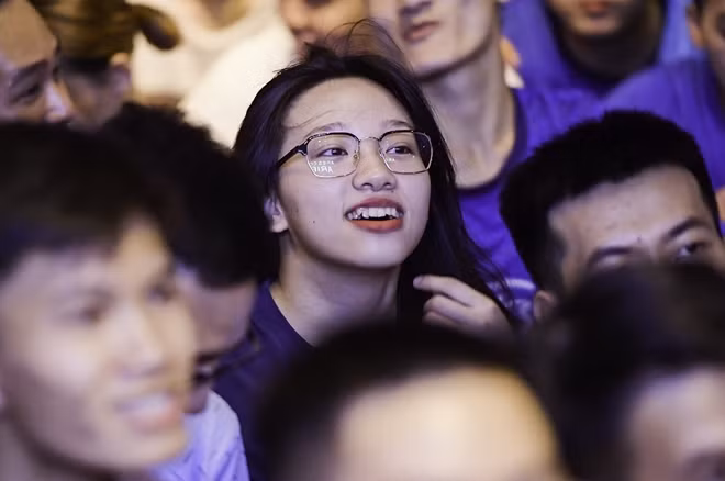 Fan nữ của hai đội bóng hàng đầu nước Anh tại Hà Nội tập trung về địa điểm xem chung này. Bóng đá đâu chỉ là niềm đam mê của mỗi cánh mày râu khi nhiều chị em đã thức trọn đêm để thưởng thức trận cầu đinh của xứ sở sương mù này.