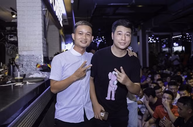 Tại buổi xem chung này còn có sự hiện diện của gương mặt nổi tiếng trong giới bóng đá phủi là Cường Camay. Những bình luận bên lề dí dỏm của Cường giúp CĐV hai đội có những tràng cười sảng khoái.