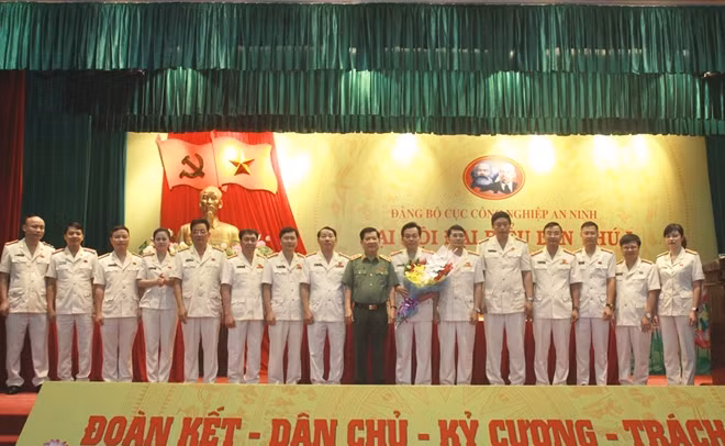 Thứ trưởng Nguyễn Văn Sơn chúc mừng BCH Đảng ủy Cục CNAN nhiệm kỳ mới 2020