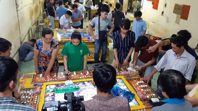 Một số đối tượng và tang vật.