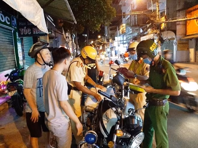 Công an TP HCM đồng loạt ra quân trấn áp tội phạm trong đợt cao điểm.