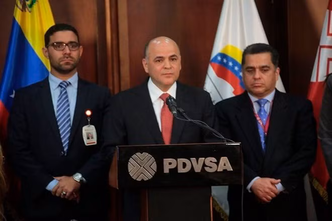 Bộ trưởng Dầu khí Venezuela Manuel Quevedo (giữa).