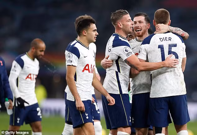 Tottenham giành chiến thắng 2-0 qua đó đòi lại ngôi đầu bảng từ tay Chelsea.