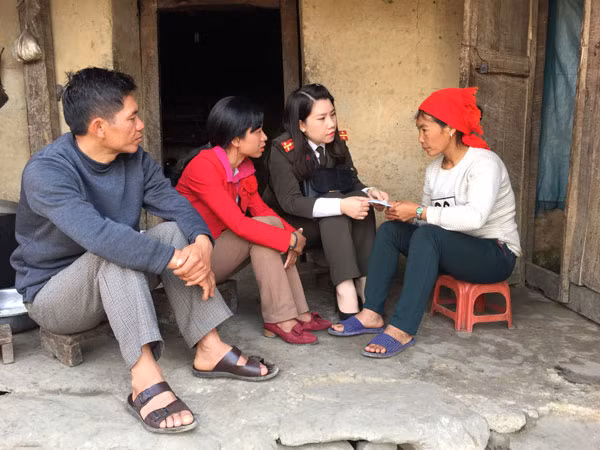 Đại diện Báo CAND động viên và trao tiền hỗ trợ gia đình có người thân tử vong.