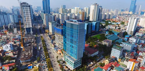 Trong ảnh là điểm đầu của trục đường Lê Văn Lương - Tố Hữu. Bên phải khuôn hình là khu đô thị Trung Hòa - Nhân Chính. Càng về phía nam, các tòa cao ốc mọc càng dày đặc.