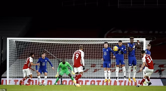 Pha đá phạt hàng rào tuyệt đẹp của Granit Xhaka nhân đôi cách biệt cho Arsenal ở cuối hiệp 1.