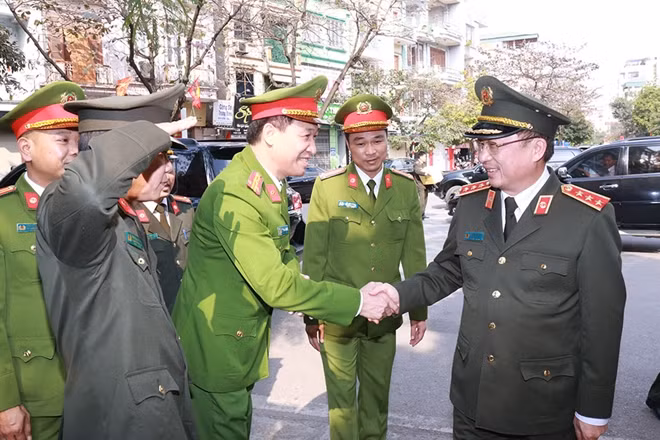Thứ trưởng Nguyễn Văn Thành kiểm tra công tác và chúc Tết tại Công an phường Ngọc Lâm, quận Long Biên.