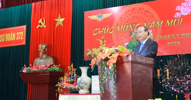 Thủ tướng Nguyễn Xuân Phúc nói chuyện với cán bộ Sư đoàn - Ảnh: VGP