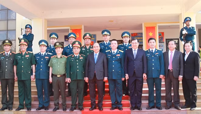 Thủ tướng Nguyễn Xuân Phúc và đoàn công tác với lãnh đạo quân chủng và Sư đoàn - Ảnh: VGP