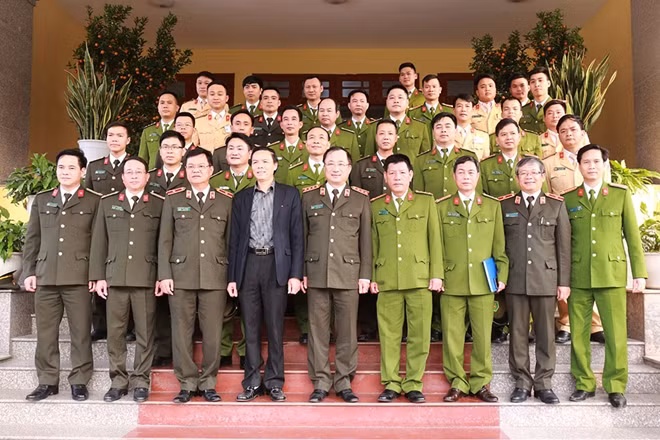 Thứ trưởng Nguyễn Văn Thành cùng các đại biểu và lãnh đạo Công an huyện Gia Lâm.