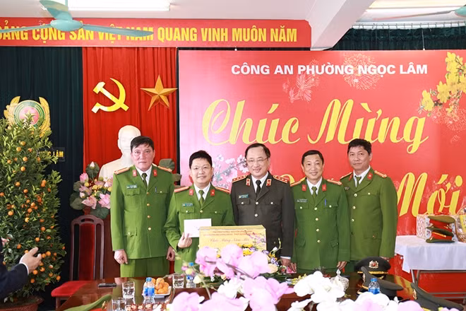 Thứ Nguyễn Văn Thành trao quà tặng Công an phường Ngọc Lâm, quận Long Biên nhân dịp đón Tết Nguyên đán Kỷ Hợi 2019.