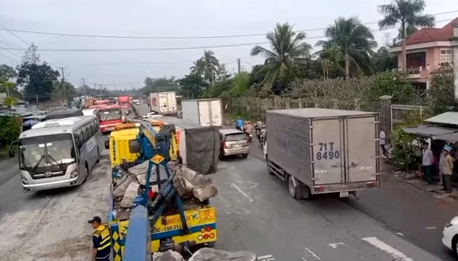 Vụ tai nạn khiến nhiều phương tiện qua lại nơi này gặp khó khăn.