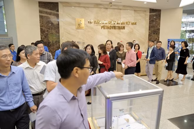 Cán bộ, người lao động Tập đoàn Dầu khí Việt Nam quyên góp ủng hộ đồng bào miền Trung.