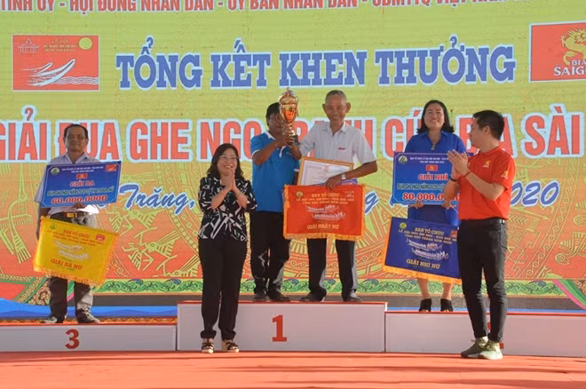 Trao giải cho các đội nữ.