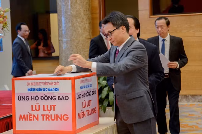 Phó Thủ tướng Vũ Đức Đam và các đại biểu quyên góp ủng hộ thầy cô, học sinh bị ảnh hưởng lũ lụt tại miền Trung.