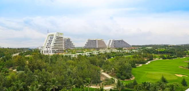 FLC Grand Hotel Quy Nhơn với 1.500 phòng, có thể phục vụ đồng thời 3.500 khách - dự kiến được khánh thành trước cuối năm nay.