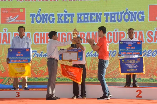 Trao giải cho các đội nam.