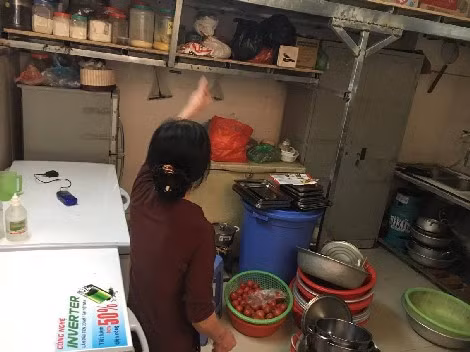 Khu bếp nhỏ hẹp hàng ngày bà Hoa nấu nướng. Khu bếp nhỏ hẹp hàng ngày bà Hoa nấu nướng.
