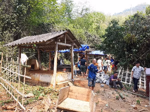 Dân làng tập trung xây nhà cho một người vừa qua đời.