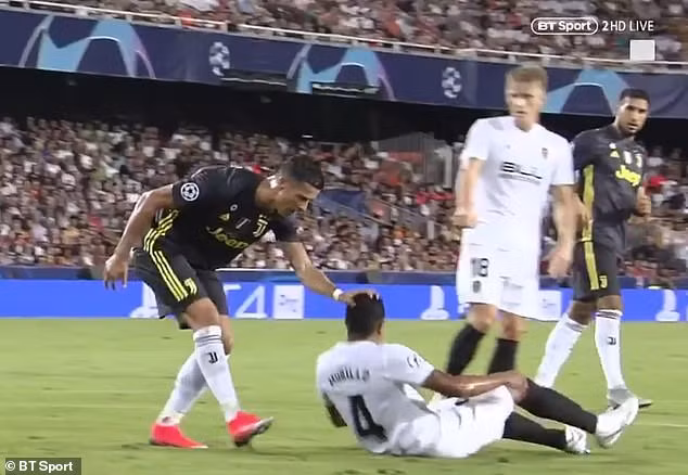 Ronaldo sau đó tiến tới nắm vào đầu cầu thủ Valencia.
