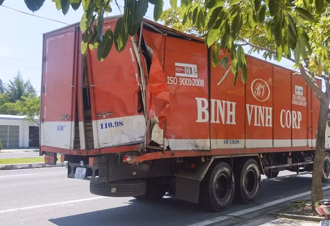 Cả hai xe đều bị hư hỏng nghiêm trọng sau vụ tai nạn.