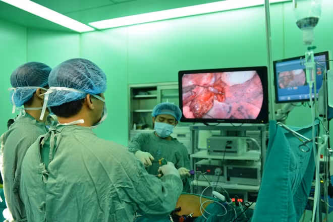 Ứng dụng kỹ thuật phẫu thuật nội soi 3D sẽ góp phần nâng cao chất lượng điều trị và giảm chi phí nằm viện cho người bệnh. ( Ảnh minh hoạ)